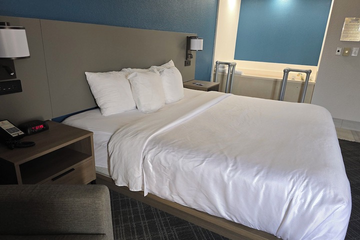 1 King Bed (4 of 7)