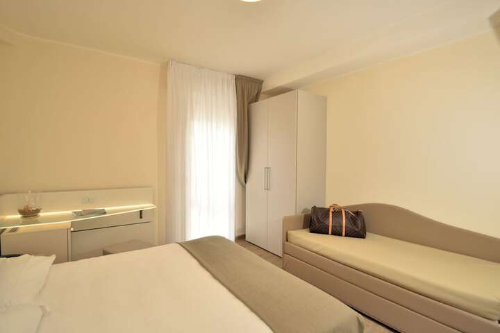 Room 10 of 32