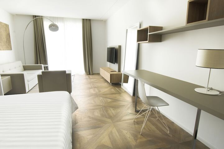 Room 2 of 37