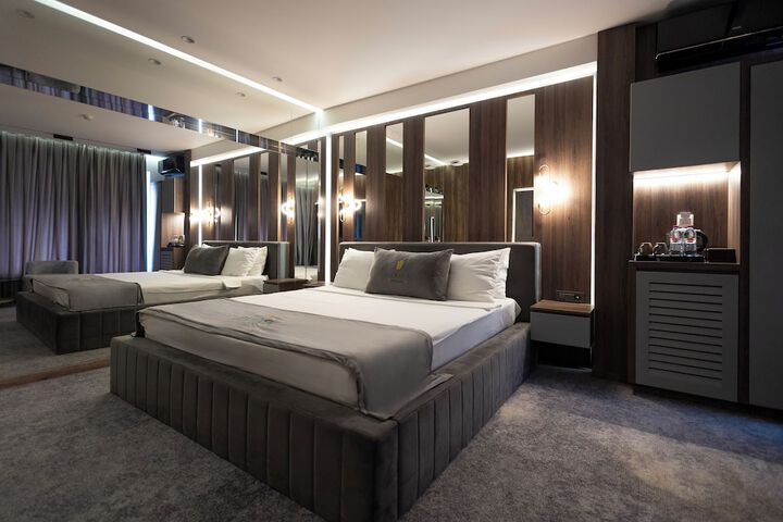 Room 17 of 33