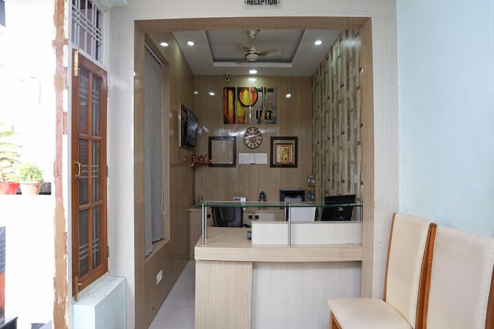 OYO 14854 VMS Royal Inn