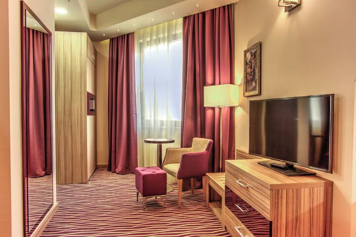 Room 28 of 93