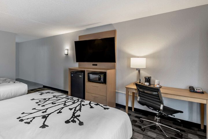 Room 13 of 32