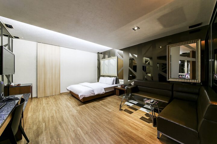 Room 27 of 95