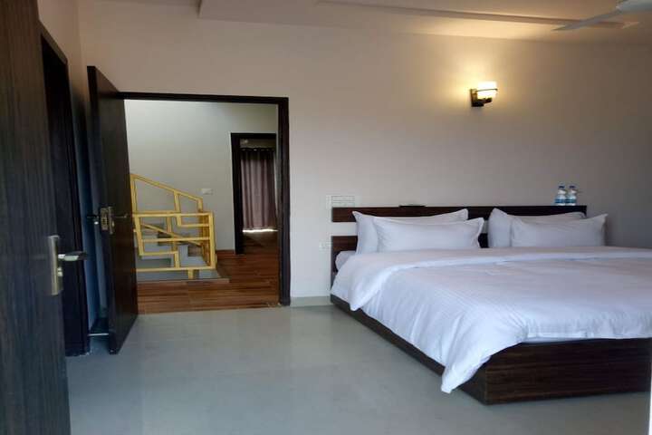 Room 8 of 87
