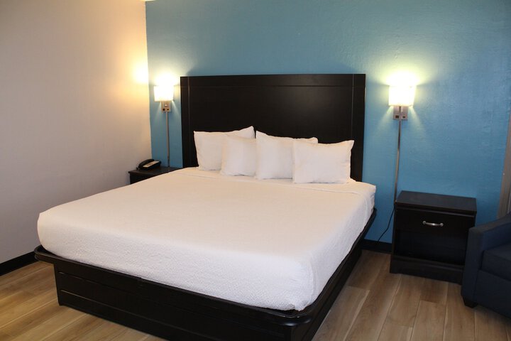 1 King Bed (5 of 20)