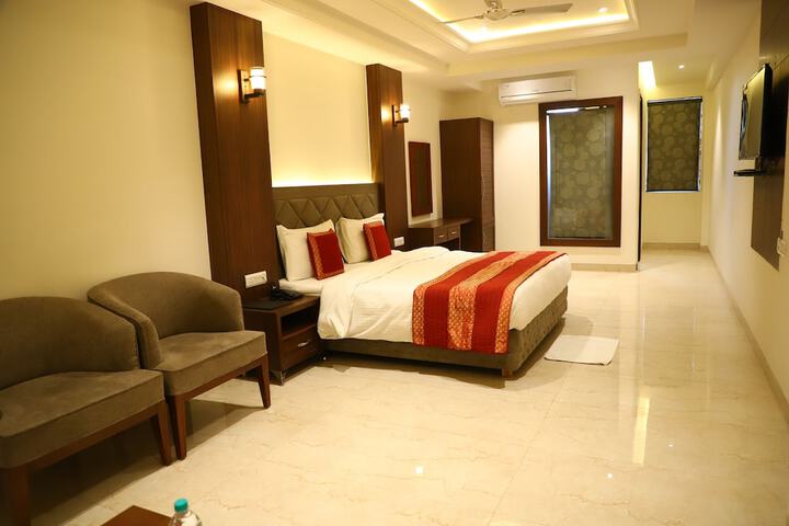 Room 5 of 13