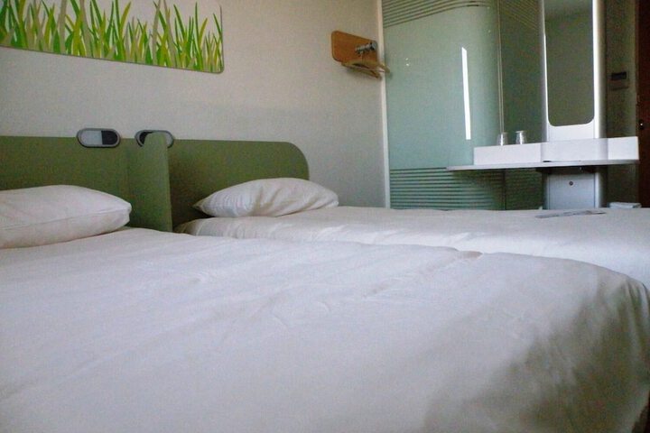 Room 5 of 66