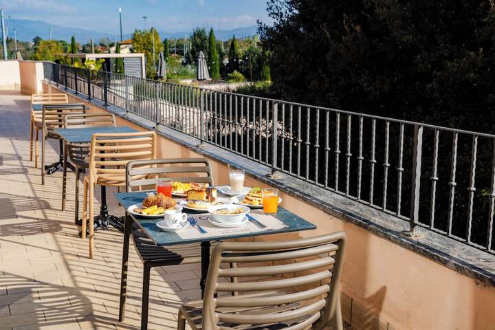 Breakfast/Coffee Service 99 of 128