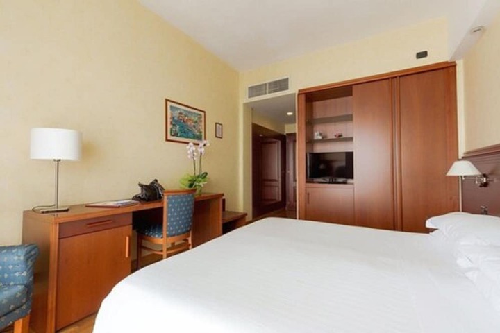 Room 4 of 76