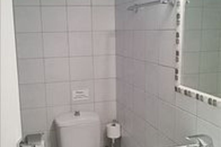 Room 4 of 33