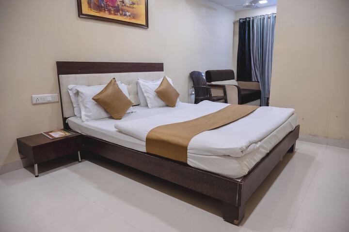 Room 8 of 33