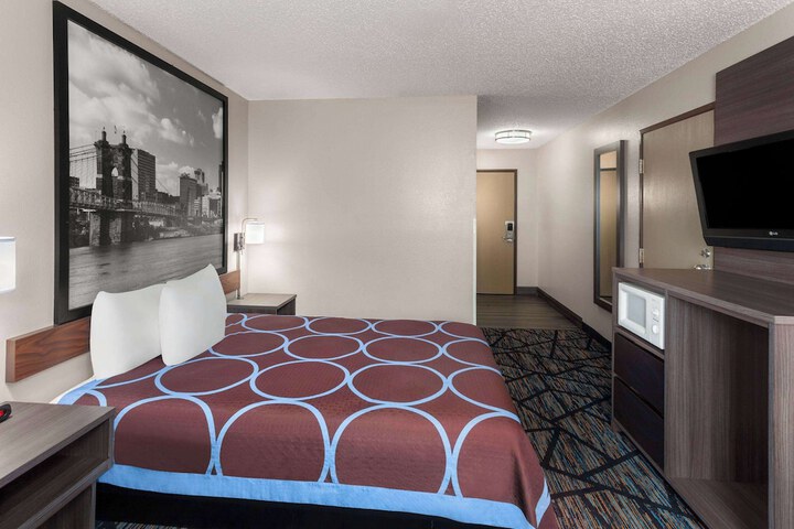1 Queen Bed (1 of 17)