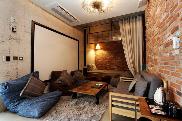 Room 12 of 141