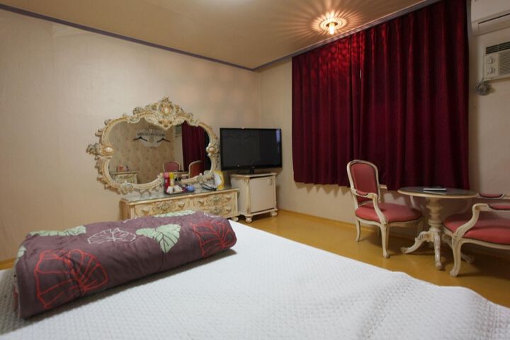 Room 48 of 79