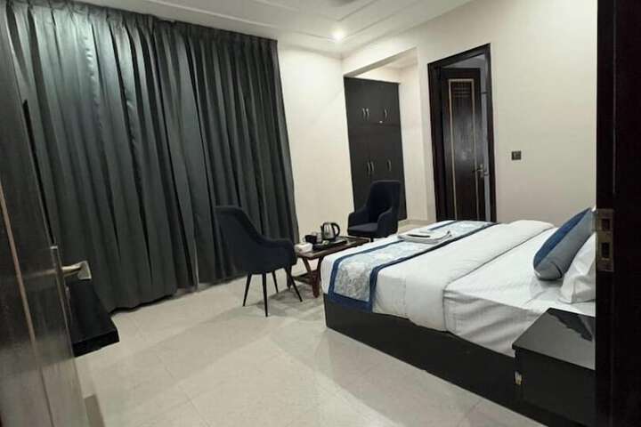 Room 17 of 33