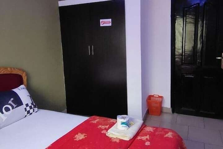 Room 5 of 8