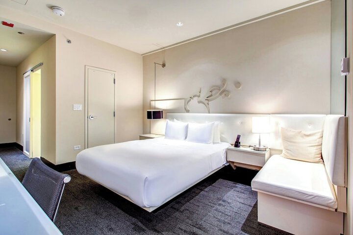 1 Queen Bed (2 of 7)