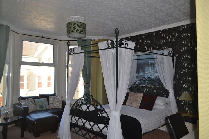 Room 6 of 124