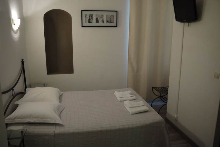 Room 5 of 18
