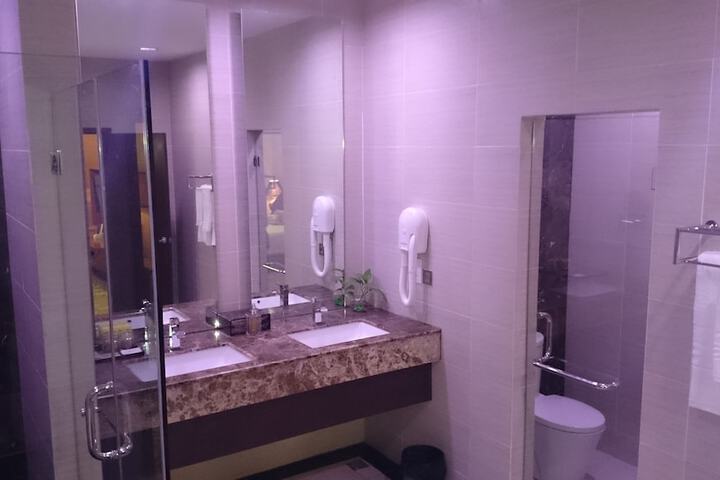 Room 4 of 34