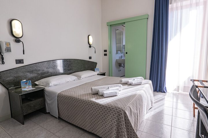Room 4 of 38