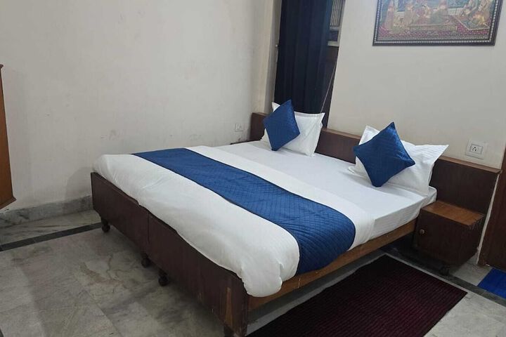 Room 6 of 33