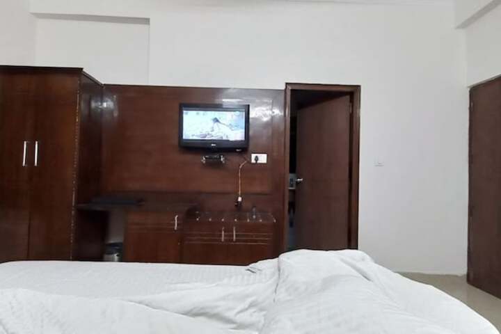 Room 9 of 14