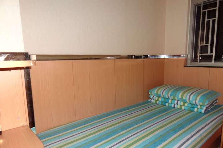 Room 7 of 32