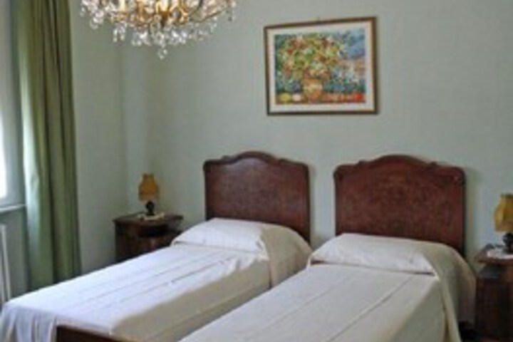 Room 6 of 8