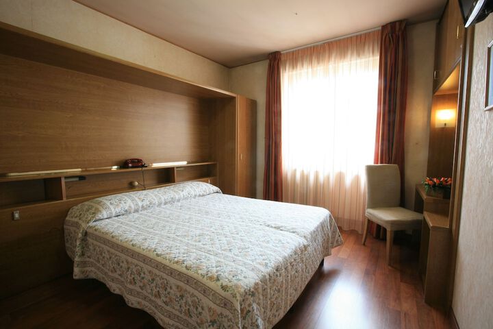 Room 9 of 37