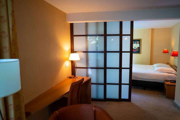Room 16 of 60