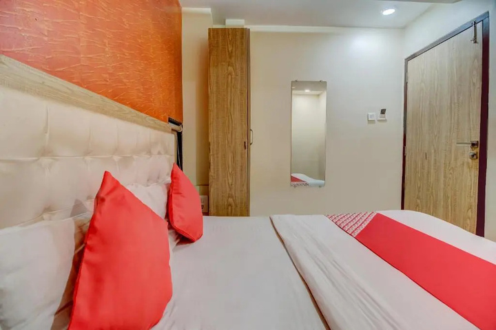 Room 4 of 12