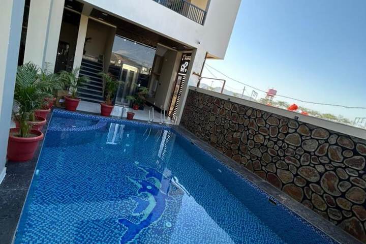 Pool 10 of 15
