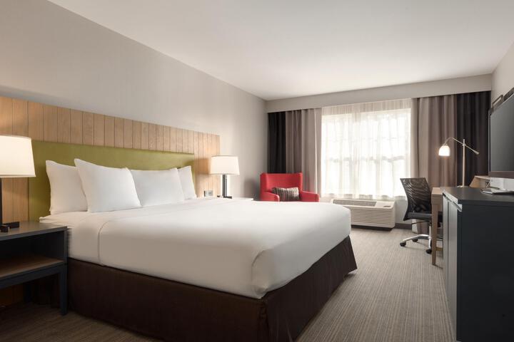 1 King Bed Accessible (7 of 10)