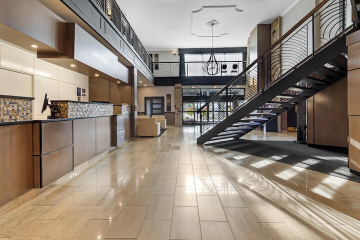Entrance & Lobby