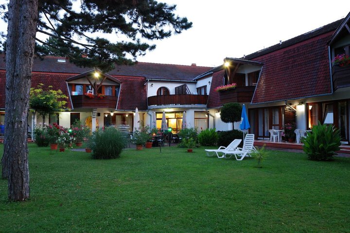 Hotel Exterior 29 of 53