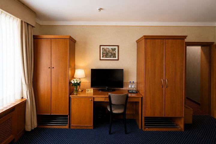 Room 8 of 25