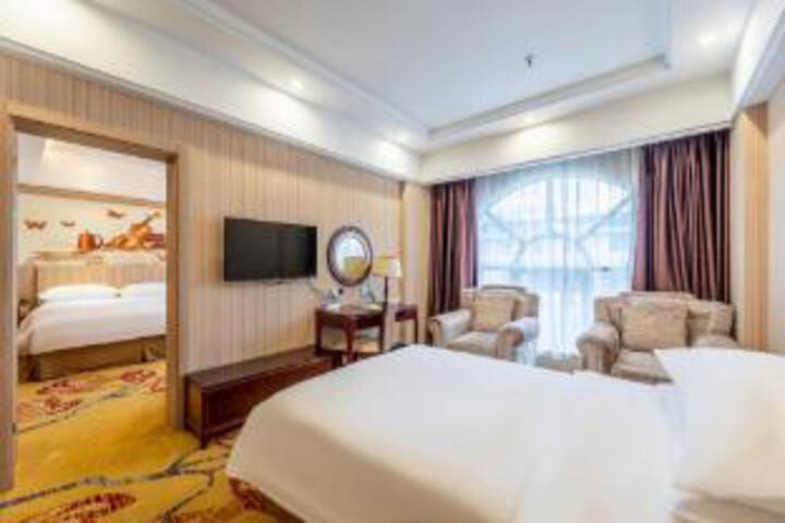 Room 16 of 18