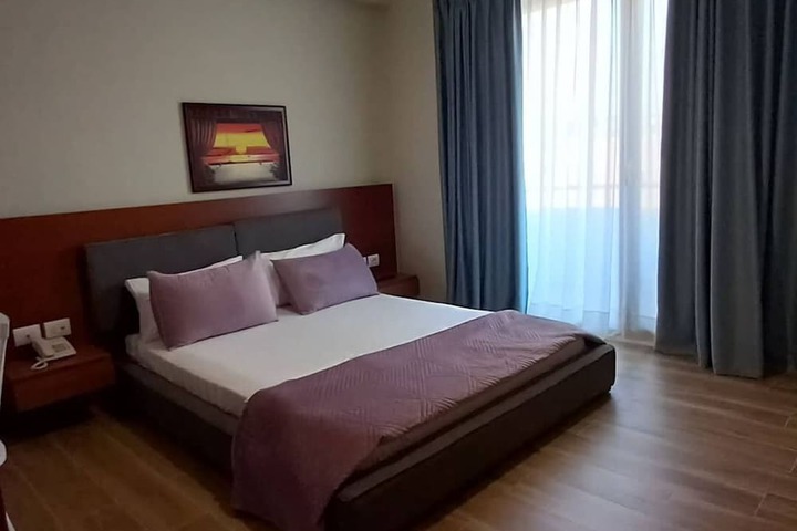 Room 9 of 104