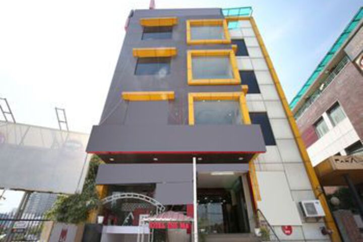 OYO 5710 The Majestic Crown Hotel