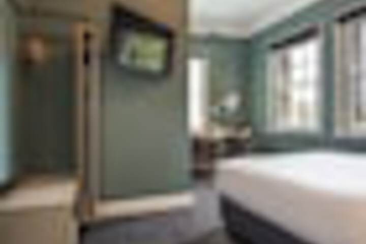 Room 8 of 99