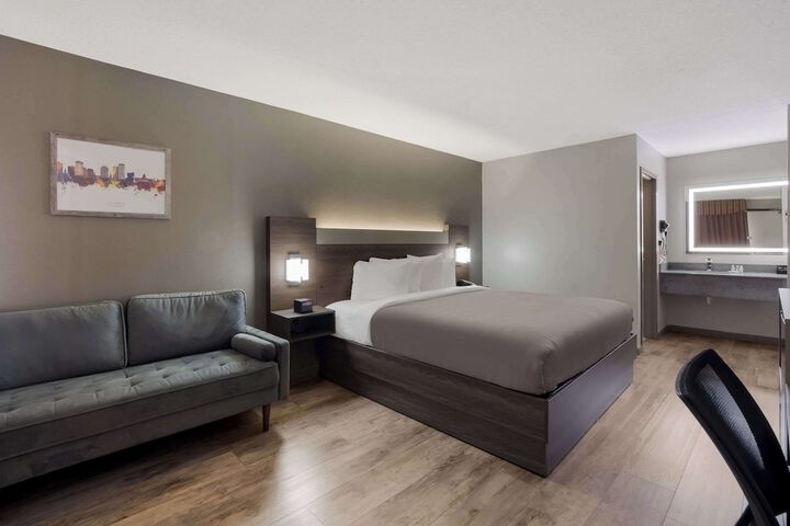 1 King Bed (2 of 17)
