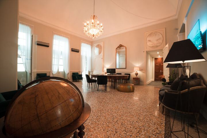 Lobby lounge