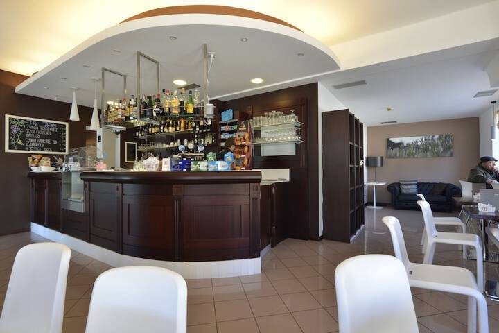 Lounge 94 of 102