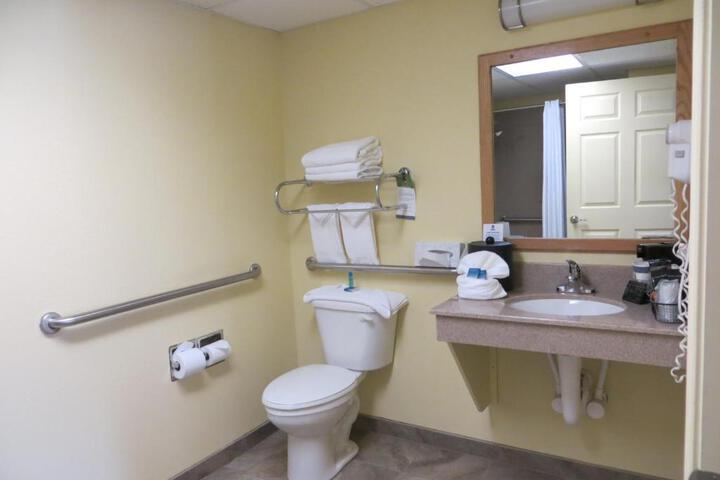 1 King Bed High Speed Internet, Microwave, Refridgerator Full Breakfast (5 of 8)