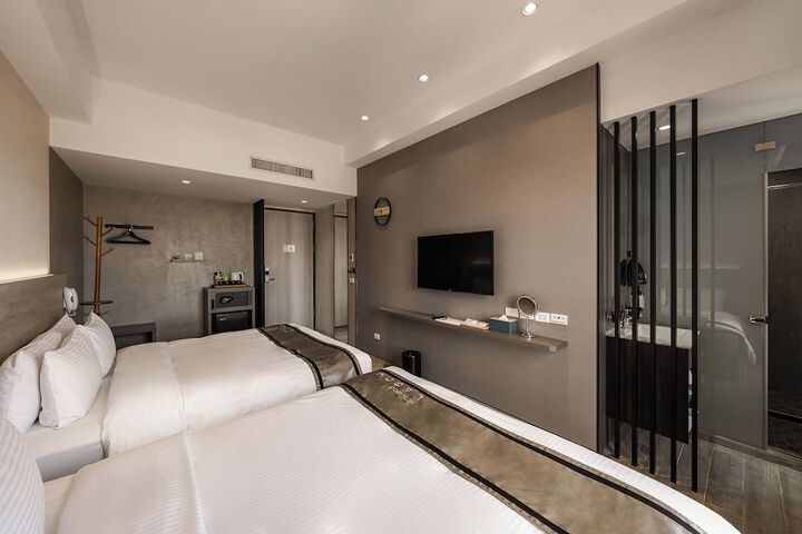 Room 11 of 36