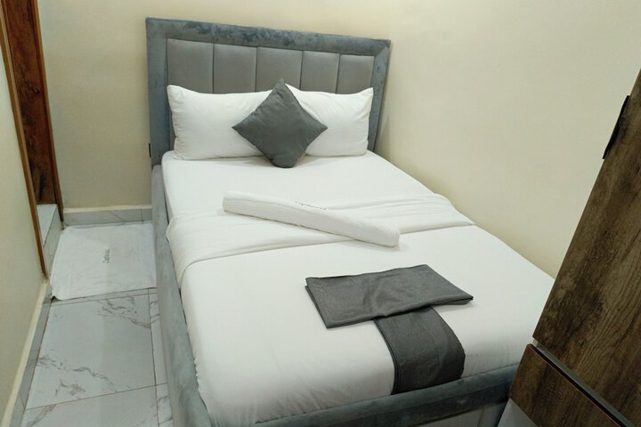 Room 12 of 77