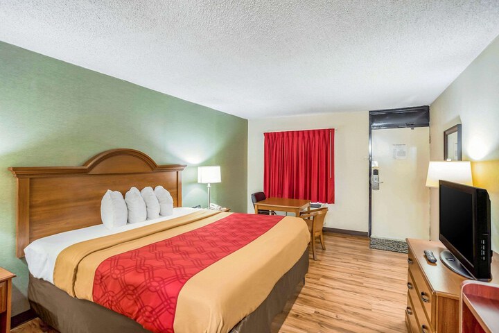 1 King Bed (7 of 11)