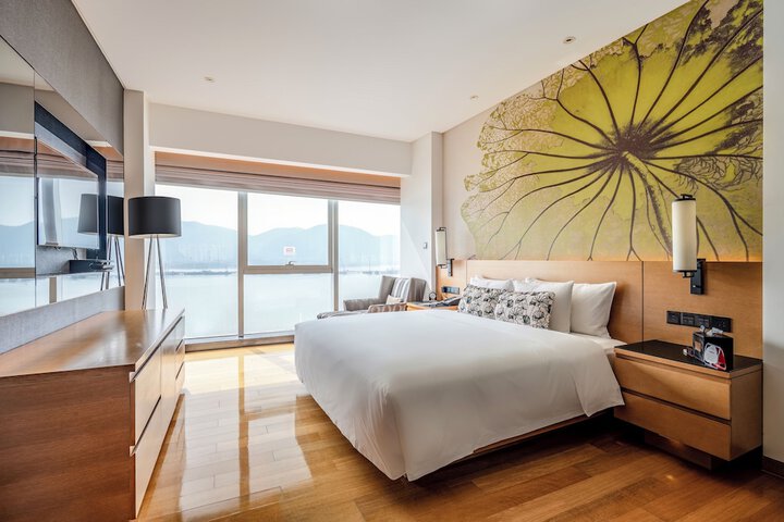Room 16 of 38